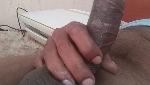 Indischer Mann mit großem Schwanz masturbiert allein 172