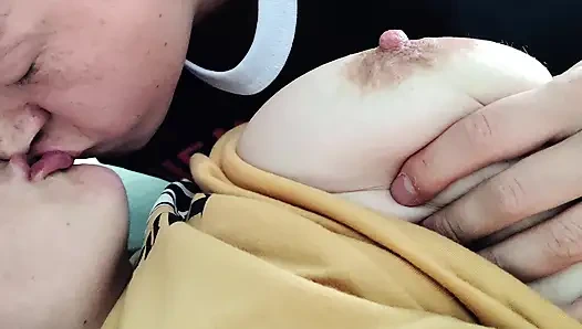 Aku membangunkannya untuk berhubungan seks di pagi hari