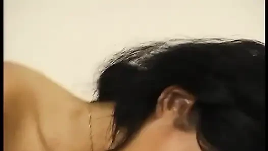 Gadis pemalu orgasme besar di sofa