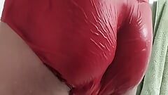 Une culotte en nylon rouge mouillée taquine sous la douche