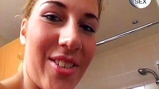 Si blonde Jerman yang bengkung dan miang mengongkek pepeknya di bilik air