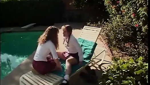 Yaramaz genç lezbiyenler açık havada sikişiyor