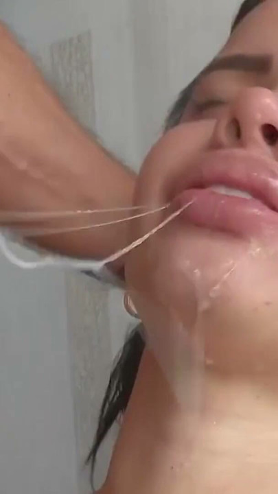 Gata peituda puta desce para garganta profunda um pau enorme | Clipe 1