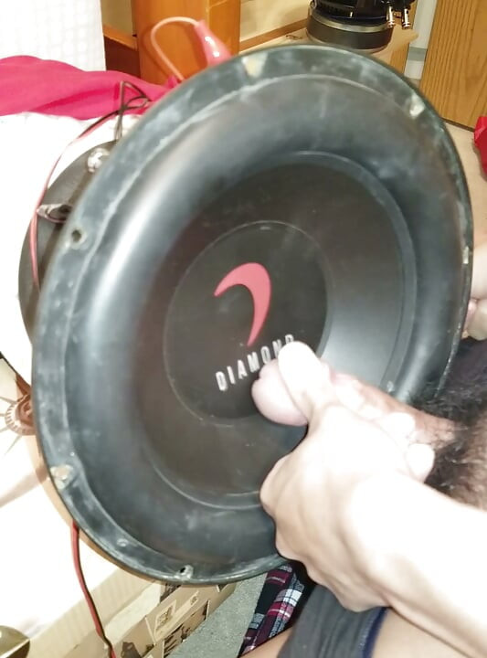 שפיכה ענקית על הסאבוופר