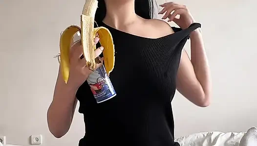 Bananen-nachtisch vor einem langen, saftigen blowjob