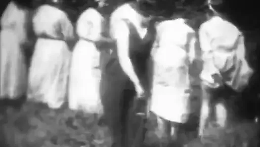 Des mademoiselles excitées se font fesser dans les bois (vintage des années 30)