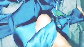 手淫和射精在护士被盗的缎面丝质蓝色西装salwar（70）