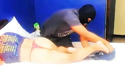 Я нахожу мою мачеху в ее комнате, и я лижу ее киску