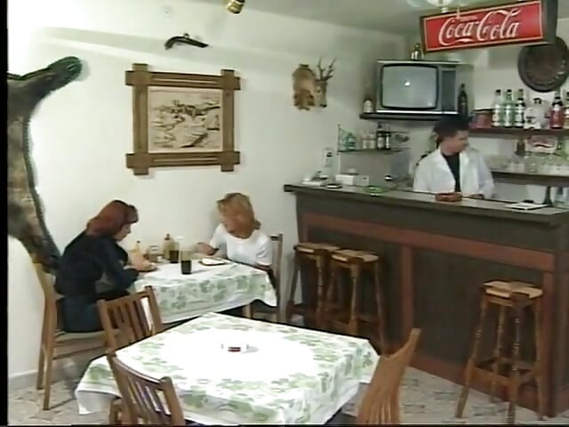 בייב ברונטית יפה נדפקת על ידי החבר שלה על המיטה