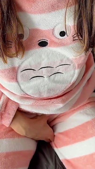 Une étudiante en pyjama masturbe sa chatte excitée de petits seins et jouit