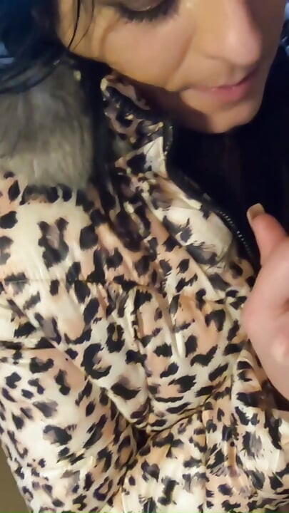 Mega milf Milfycalla krijgt een lading sperma op een gezwollen jasje!