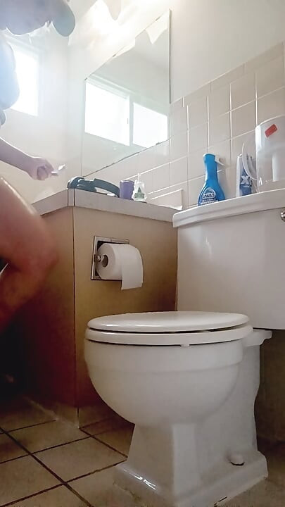 Apenas no caso de você querer ver .. Estou depilando minhas pernas.