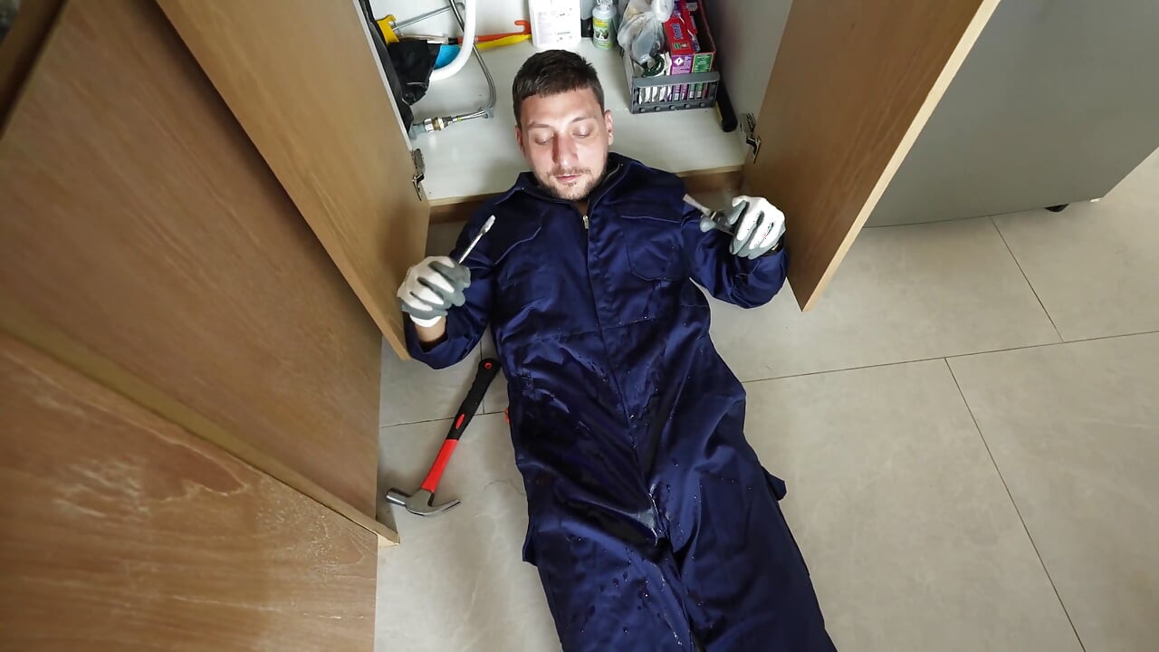 Zoufalá nadržená dívka svádí instalatéra svým lesklým naolejovým tělem