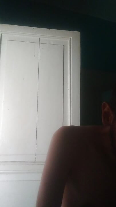 I record myself doing a skincare in the morning