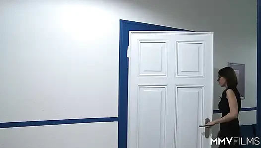 AB öğrencisi koridorda sikişiyor