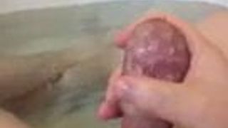Прямой британский необрезанный член играет в ванне