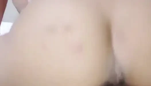 Aku lagi asik nyepong dan ngentot ibu tiri iparku dan pacarku dengan rambut cokelat