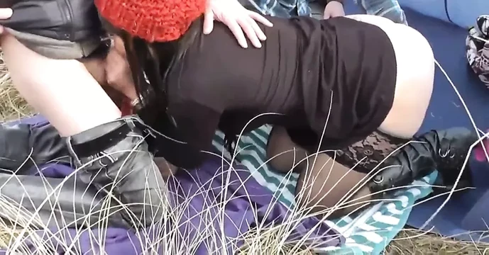 Une libertine se fait partouzer dans les dunes