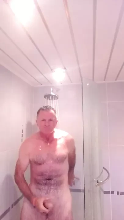 Мужчины принимают душ