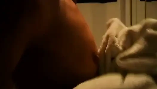 Cewek muda rambut pirang dientot sama kontol besar yang memompa memek sempitnya