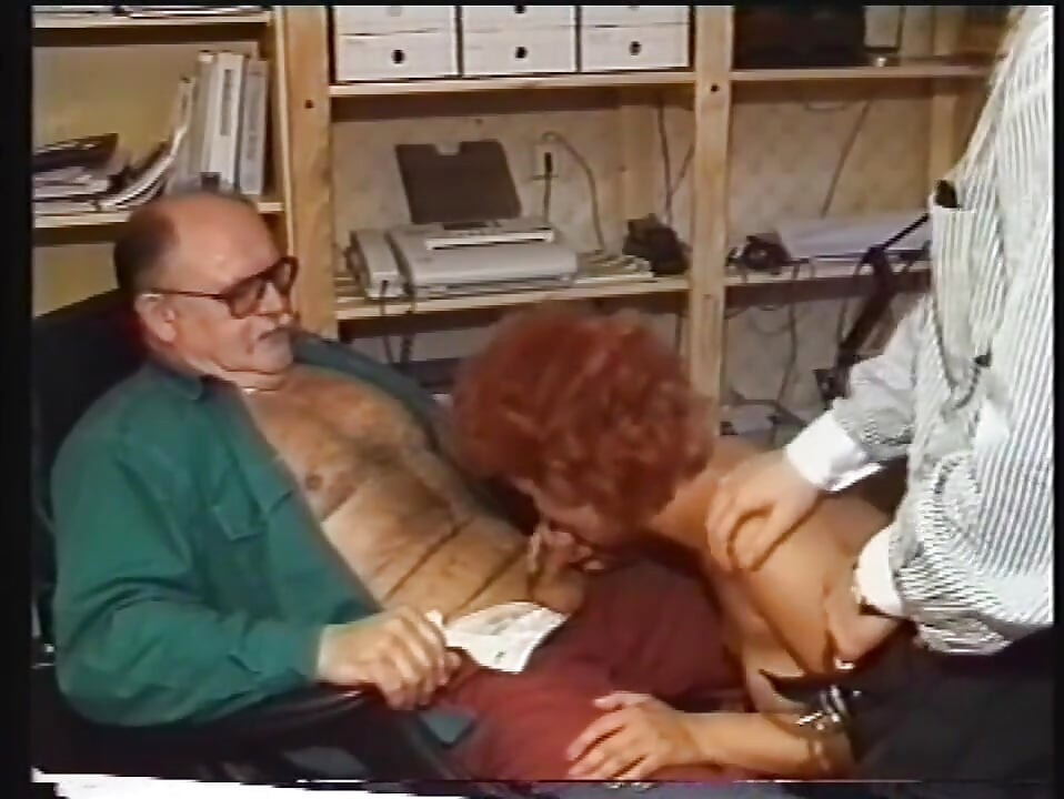 Sexy sekretärin in den arsch gefickt und von zwei großen schwänze in und ins gesicht gespritzt