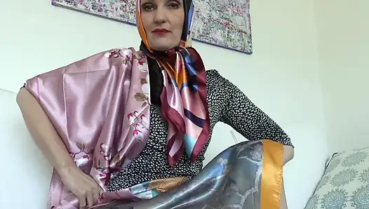 Syal satin mengkilapku akan membuatmu terangsang! Lady Victoria Valente