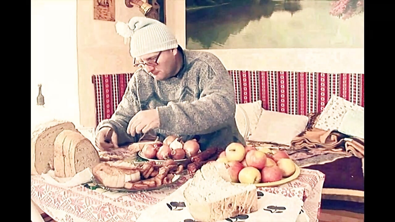 Пара стариков трахается с ней, получает сперму на киску