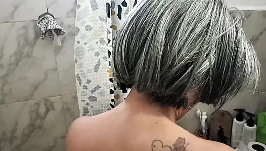 A shower at the gym and a good blowjob, how delicious it is to swallow it all.