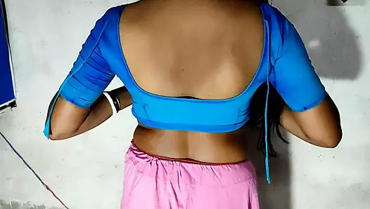 Istri cantik kelas atas desi menunjukkan payudara dan memeknya yang berbulu romantis yang luar biasa di depan saudara laki-laki