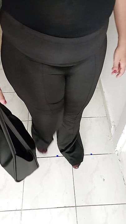 Turska MILF s velikim sisama se kupa.