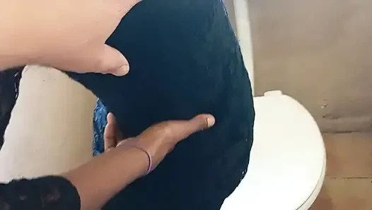Nyepong kontol paling hot dan ngentot gaya doggy di toilet