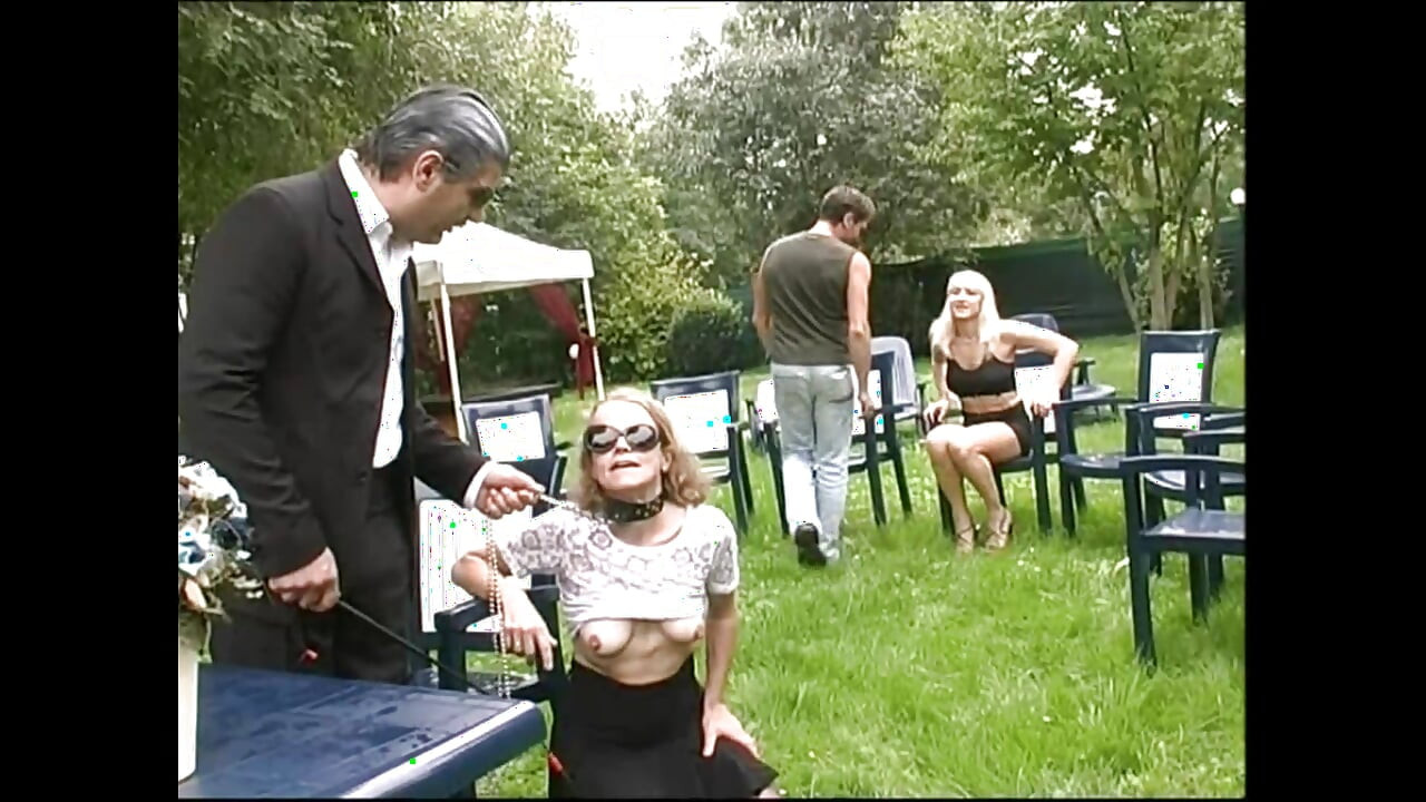 Partouze en plein air avec des salopes esclaves sucant des grosses bites et léchant des chattes sexy