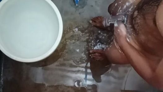 Homem indiano tomando banho quando nenhum amigo está em casa sozinho