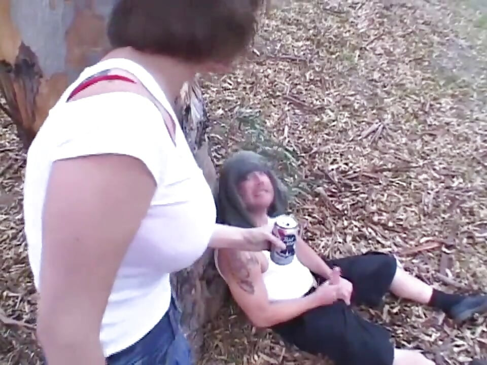 Une fille poilue tatouée à gros nichons reçoit une double pénétration dans un quatuor anal