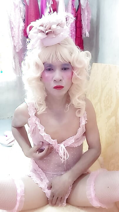 Oanh Le transgender som bär sexiga porrkläder som leker med en falsk burk