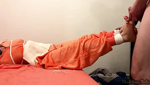 Miriam bağlı ve onesie içinde gıdıklıyor