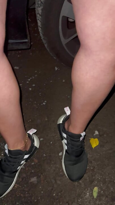 Parcheggio all'aperto presso l'auto abito da vicino tirato su bionda milf schizza le gambe verso il basso tremante gemendo contrazione, orologi stallone.