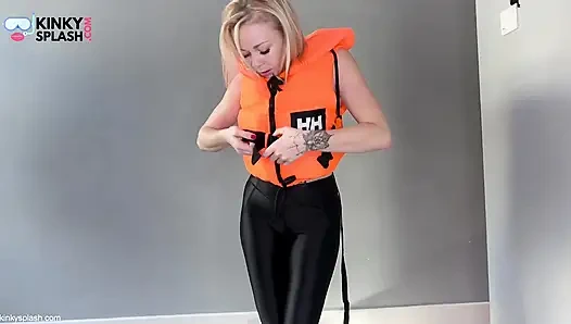 Asmr rettungsjacke, fetisch-geständnis in glänzenden leggings