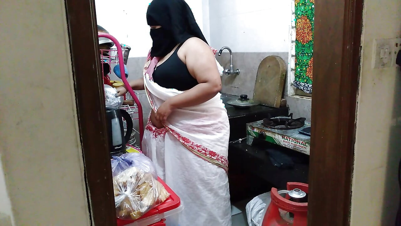 Indiana empregada fodida pelo proprietário enquanto cozinha na cozinha