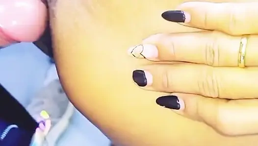 Mature woman know how to give the ass without frills, she opens it all.