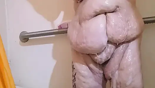 In der gießenden dusche verschlingt er diese blume