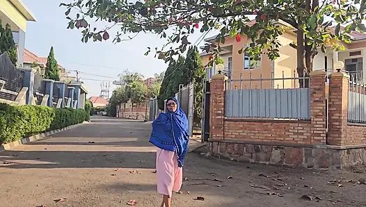 GADIS ARAB BERUSAHA MUNCRAT DI PINGGIR JALAN