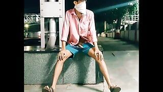 Tio indio quiere sexo en estación de tren público