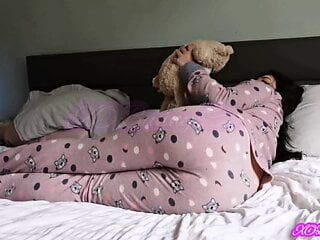 Relajándose en pijamas y pedos (video completo de 5 minutos en mis onlyfans)