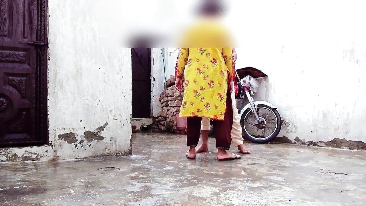 Barsaat ke mausam mein chute lagwane ka Apne maja hai barsat ke mausam mein gand Marne ka apna Maja