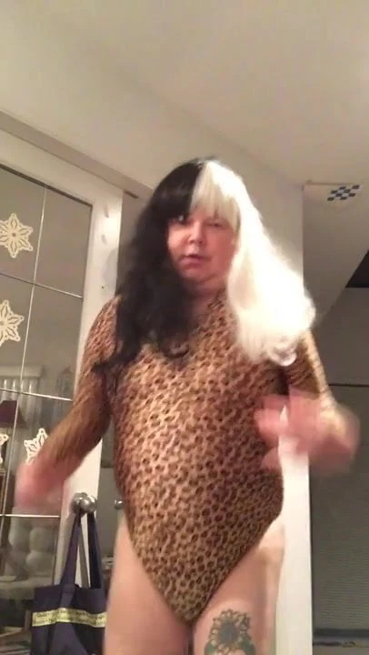 POO SINGS SITTIN AND THINKIN''SHES READY FOR KATES STATION