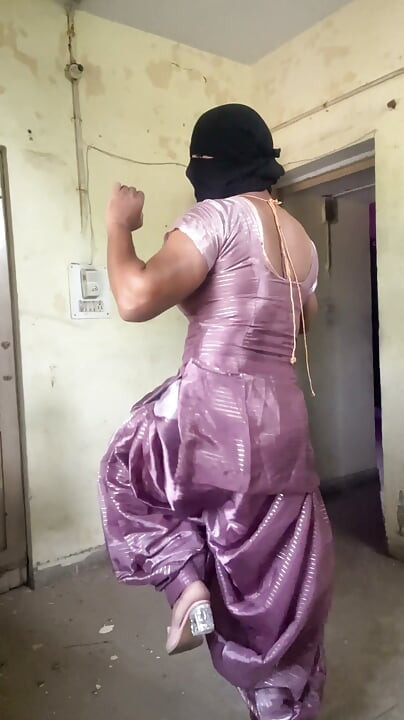 salwar satin lucios și mătăsos, travestit indian desi bhabhi
