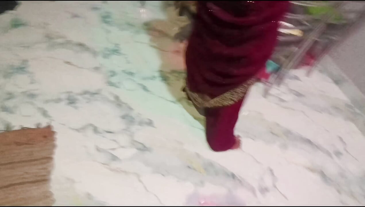Bhabhi kitchen me bartan dho rahi thi bhabhi ko dining tabel pe patak ke pel diya