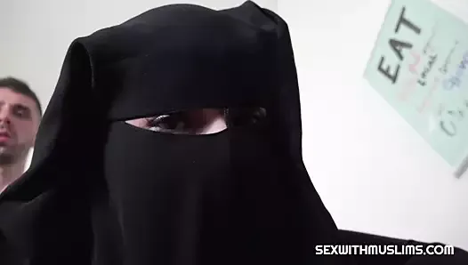 Pauvre fille musulmane en niqab