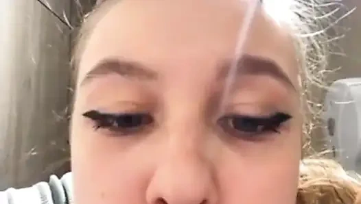 Экстремальный сквирт. Сидение перед камерой и пальцами анал